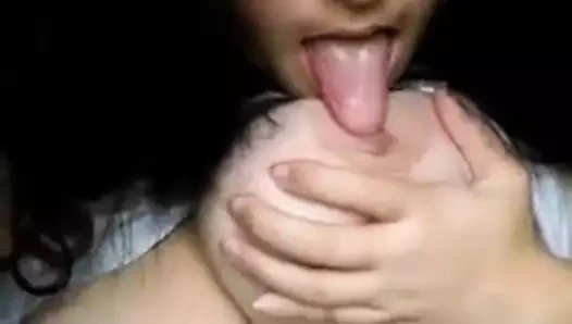 Bir sıcak eş gösteren ona göğüsleri