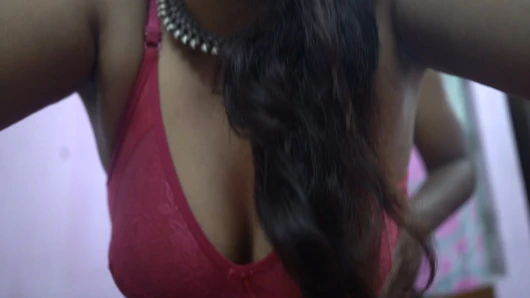 Hintli kadın terfi için ofis patronuyla sikişiyor