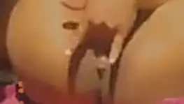 Jasmine sorua kendini parmaklıyor