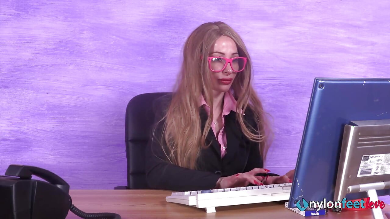 Seksi patron Ania ayaklara karşı bir şeyin olduğunu öğreniyor