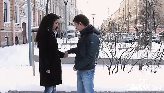 Bronz genç Katty kanepede amını siktiriyor