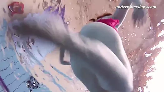 Şişman genç sualtı zıplayan vücudunu gösterir