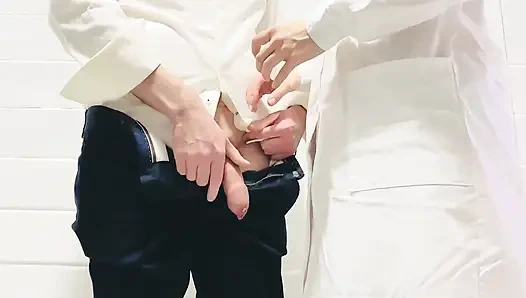 Gerçek hemşire müşterinin sperm analizi toplamasına yardım etti