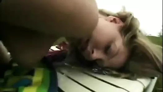 Şanslı adam evin yanındaki çimlerde oldukça ateşli kızı sikiyor