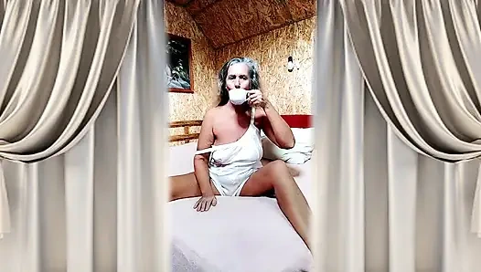 Ateşli ev hanımı Lukerya neşeli bir şekilde çevrimiçi sohbet ediyor