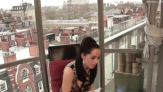 İki kız birbirini baştan çıkarıyor ve üçlü seks yapıyor