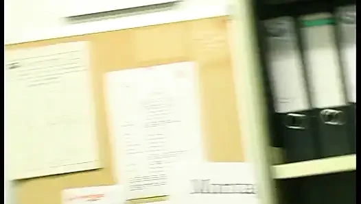 Esmer sürtük onun için mastürbasyon yapıyor