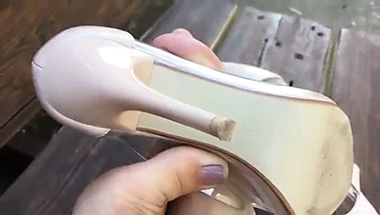 Stiletto topuklu ve leylak rengi ayak tırnakları