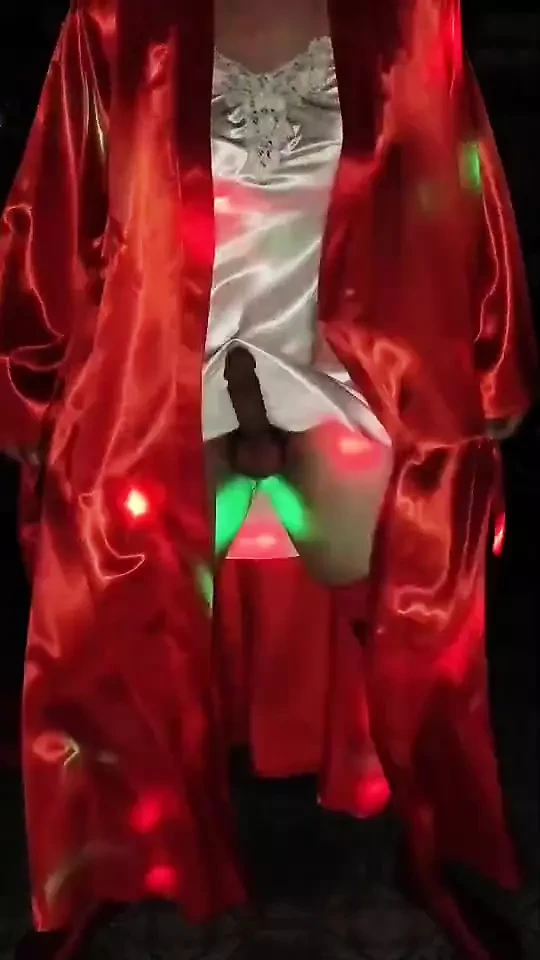 Танцы в красном пижамном платье.