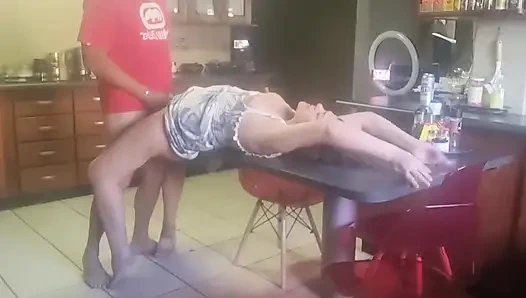 Kayınbirader mutfak masasında yüksek sesle inletiyor