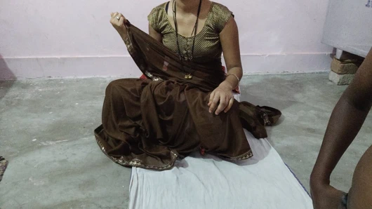 Azgın Hintli evli kadın kocasının arkadaşının evine sikişmeye gitti