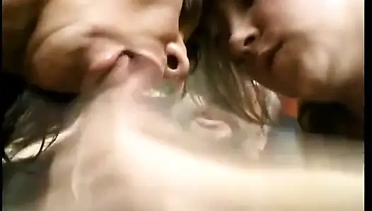 Yaşlı adam iki kızı aynı anda sikmeyi seviyor