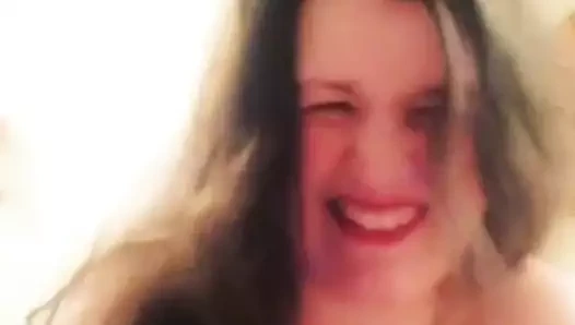 İsveçli radyo sunucusu maria maunsbach göğüsleri ile oynamak