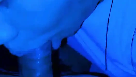 Kocamın arkadaşı yüzüme boşalıyor