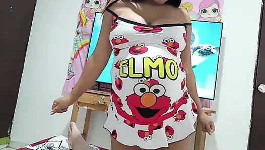 Elmo pijamalı üvey erkek keli, yarak emmek istiyor