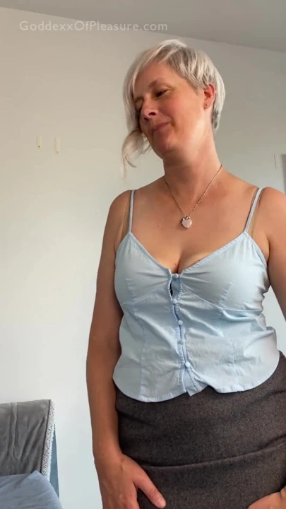 Testing Your Best Friend's Mom If She's Hot Enough for Tinder | Clip 1