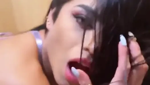 Bugün çok yaramazdım, bu iki başlı dildosunu iki gerçek yarakmış gibi emiyor