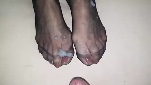 Karısının naylon ayaklarına boşalmak