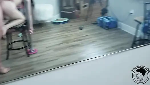 Esnek sevimli genç kız Aliya Brynn striptizci direğinde büyük yarakla sikişiyor
