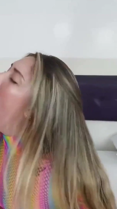 Волнующий момент из "Муж Корнудо просит меня покурить, пока сосет и трахается с двумя членами"