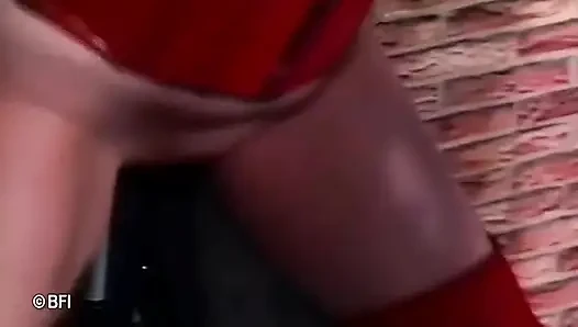 Kırmızılı kadın