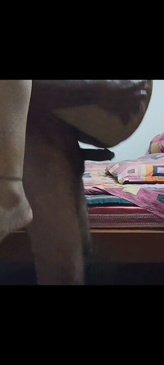 Yeni evli, desi çift balayında aşırı vahşi ve edepsiz sevişme şimdi Hintli porno izliyor