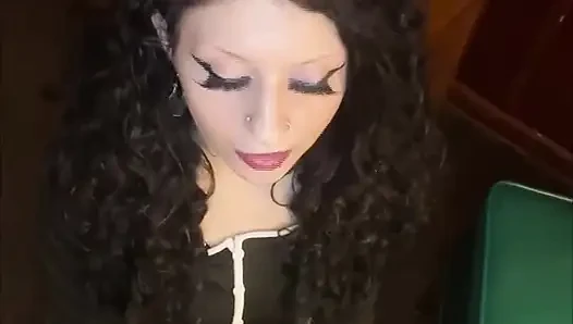 Minyon gotik hizmetçim eğilmeye devam ediyor ve kendime yardım edemedim