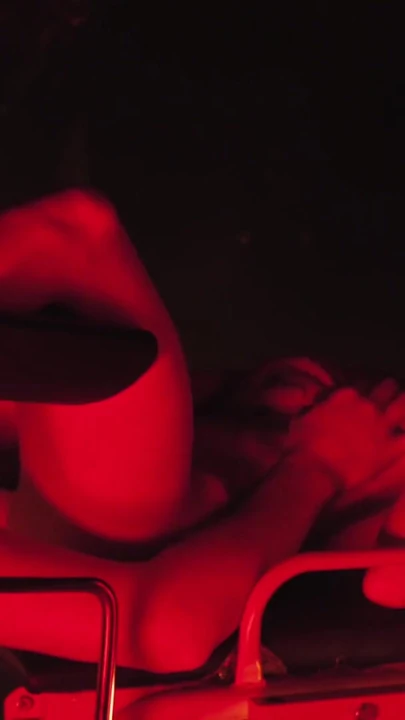 Muhteşem esmer kulüpte bir yabancı tarafından sikiliyor - glory hole | Klip 1