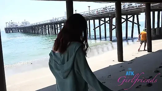 Ava Davis sikilmeden önce yarağı gırtlağına kadar alıyor ve ıslak dölleniyor