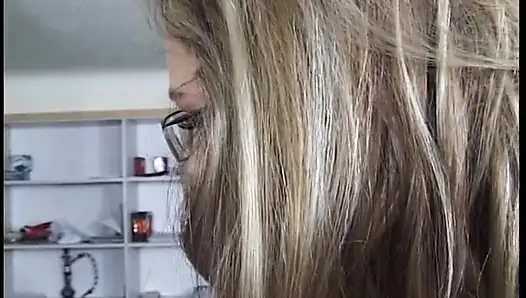 Seksi çoraplı ve gözlüklü şehvetli sarışın kaltak gibi vahşice sikiliyor