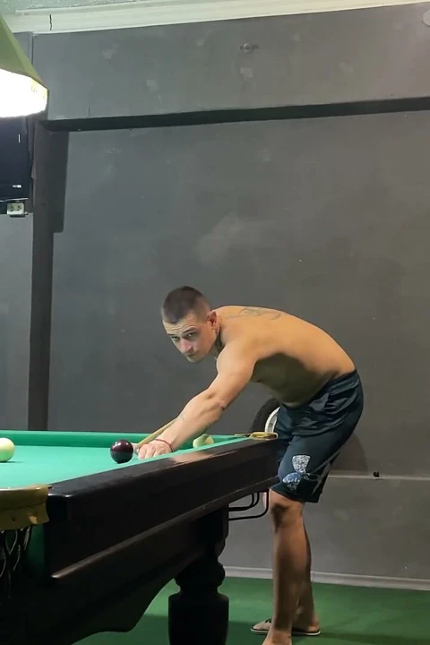Güreş teslimi: beni bilardo masasında eziyor