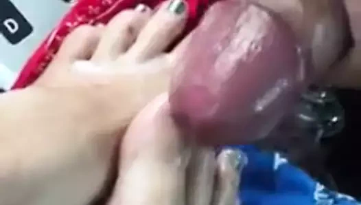 Fıstığımı ayak parmaklarının her yerine çakıyorum