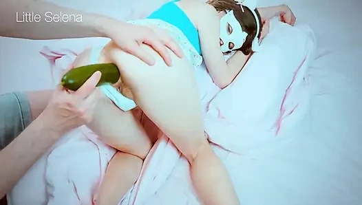Büyük sebzelerle sert anal yumruk sokma