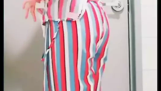 Seksi sekreter striptiz gösterisi yapıyor - götünü açıyor