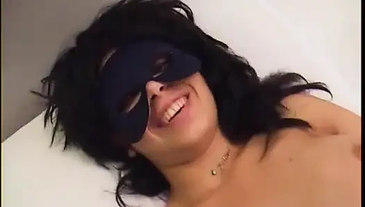 Edepsiz genç esmer mastürbasyon yapmayı seviyor