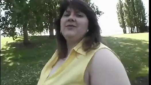 Obez esmer kadın kanepede klitorisini parmaklıyor