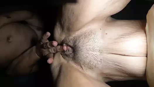 Karımın onu domaltarak siktiğimde inlemesine bayılıyorum