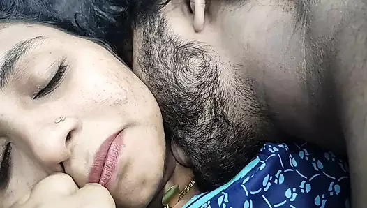 Gecelik çıkarma ve göğüsler ile ateşli romantizm