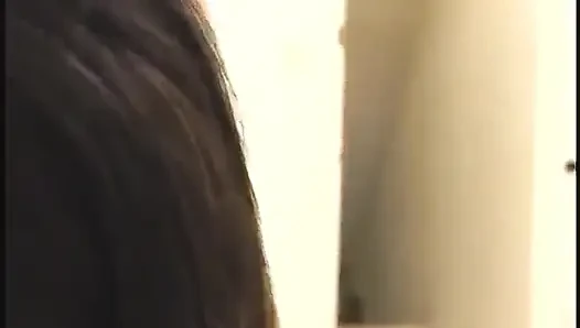 Dövmeli seksi Asyalı kız kendi amını emiyor ve güzel büyük bir yarağı boşaltıyor