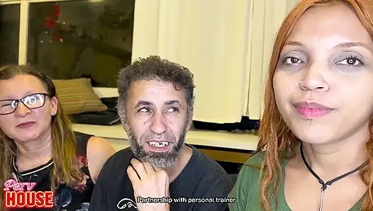 Kişisel Antrenör Evli Bir Kadınla Ilişkiye Girerken, Yaşlı Bir Kadın Da Aldatılan Kocanın Penisini Emiyor