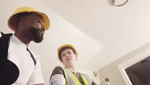 Adam lezbiyen ilk kez yarak denemeye karar verdi ve iş arkadaşını sikiyor