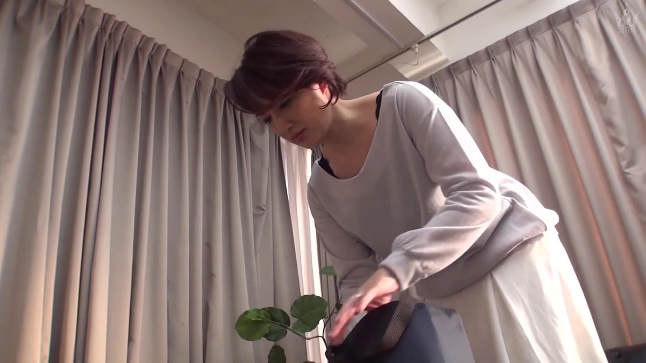 P013G02 एक विवाहित महिला जिसका अपने बेटे के ट्यूटर के मर्दाना आदमी के साथ संबंध है!