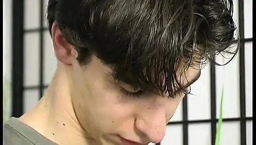 Çoraplı esmer olgun sürtük tutkuyla sikişdikten sonra göğüslerine boşalıyor