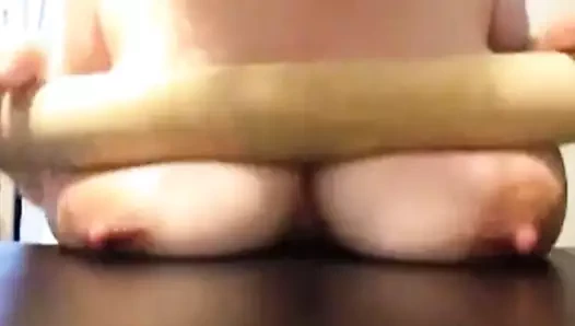 Bir oklava ile kendi büyük göğüslerini ezme