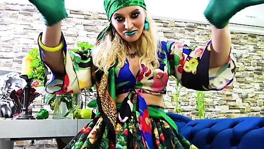 Kiss Poison Ivy'nin yeşil dudaklarını öp