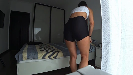 Gerçek aldatma. Evli kadın komşusunu aile yatağında sikiyor. Kocası evde değil