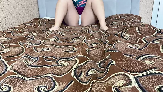 Bacakları beyaz külotla açılarak kitap okumak, özellikle fetişistler için, amcıkların külotunu çekmesi.