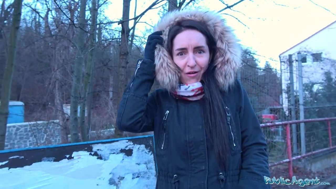 güzel doğal göğüsleri ve soluk cilt ile kamu ajan esmer