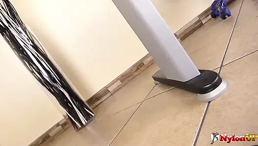 Naylon çoraplı büyük memeli sekreter ayaklarıyla oynuyor