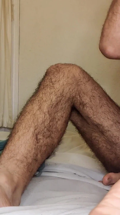 Üvey kız kardeşim ve ben bir otel odasını paylaşıyoruz ve sonunda pembe sıkı amının içine boşalıyorum